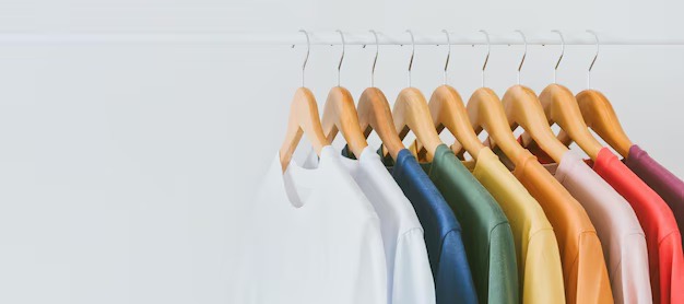 Przedstawiamy najmodniejsze T-shirty z napisami i wzorami na lato 2025 – odkryj, jak wyrazić siebie przez styl i podkreślić swoją indywidualność!