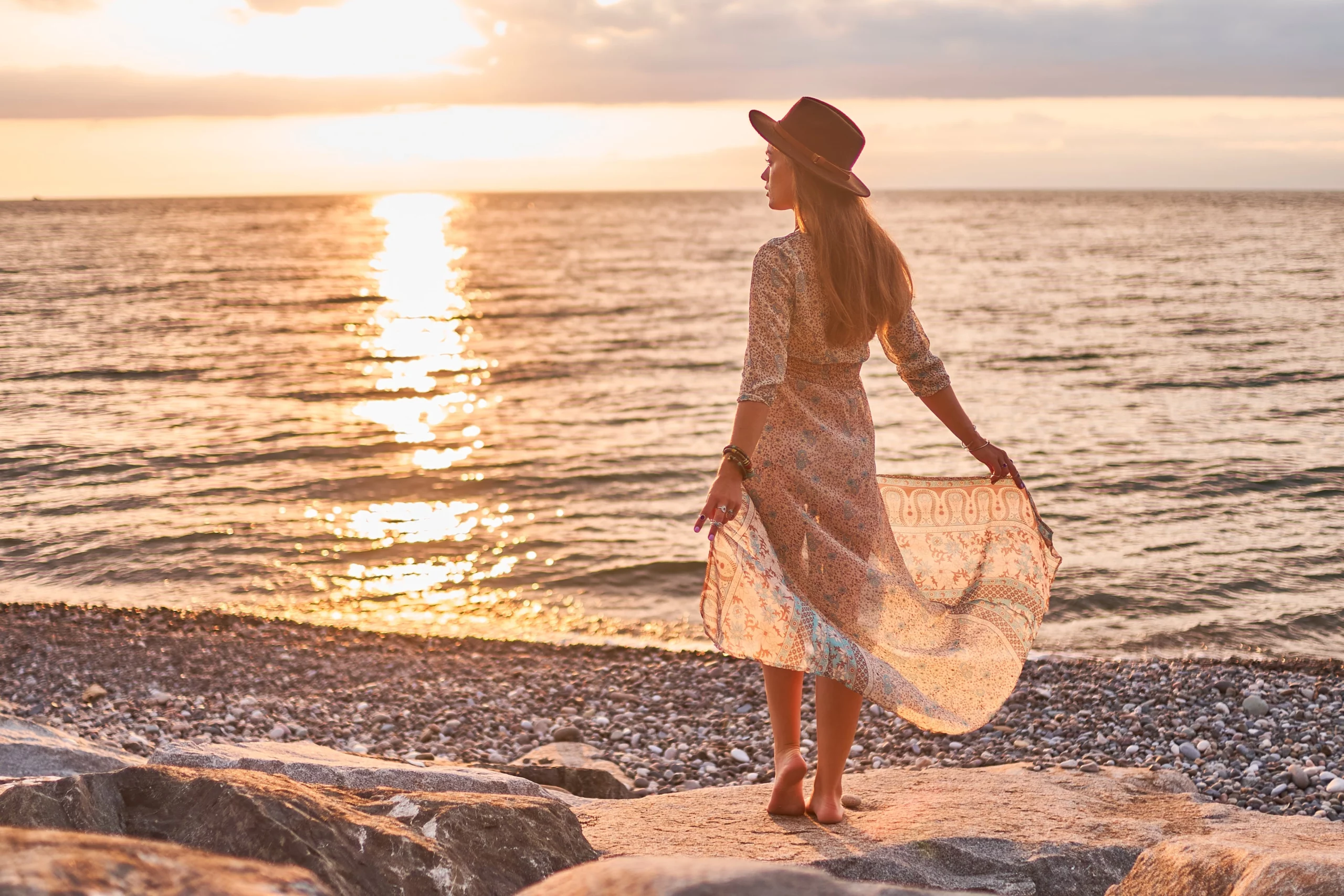 Sunset Styling: Odkryj Magię Stylizacji Inspirowanych Zachodami Słońca – Twój Klucz do Wyjątkowego i Emocjonalnego Looku na Każdą Okazję