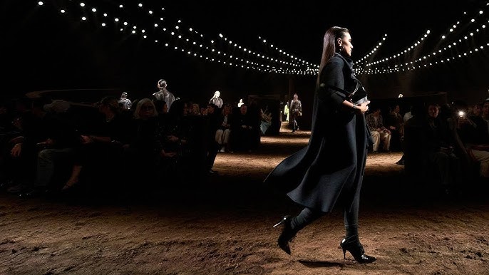 Hermès wprowadza na jesień 2025 roku oszałamiające skórzane total looki – odkryj najnowsze trendy, które zdefiniują Twój styl!