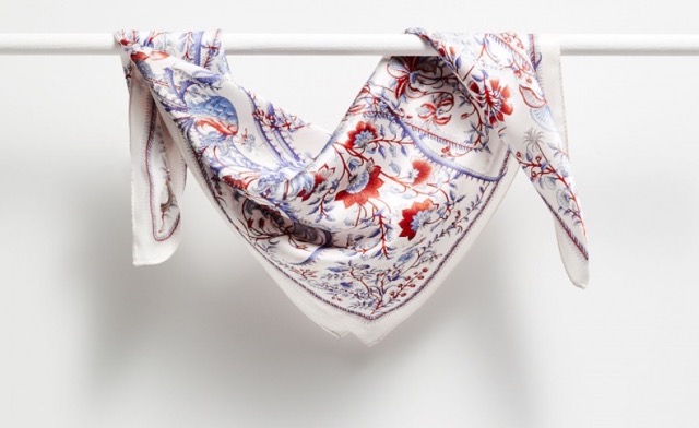 Jak jedwabna apaszka odmienia biały t-shirt: Klucz do elegancji i stylu, który sprawi, że Twoje codzienne looki będą wyjątkowe!