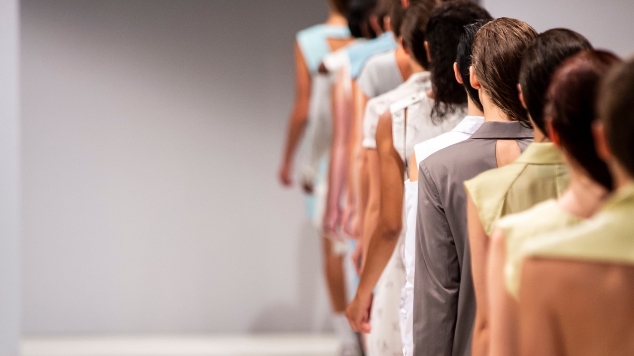 New York Fashion Week 2025: Cynamonowe Botki – najmodniejsze kozaki jesieni 2025
