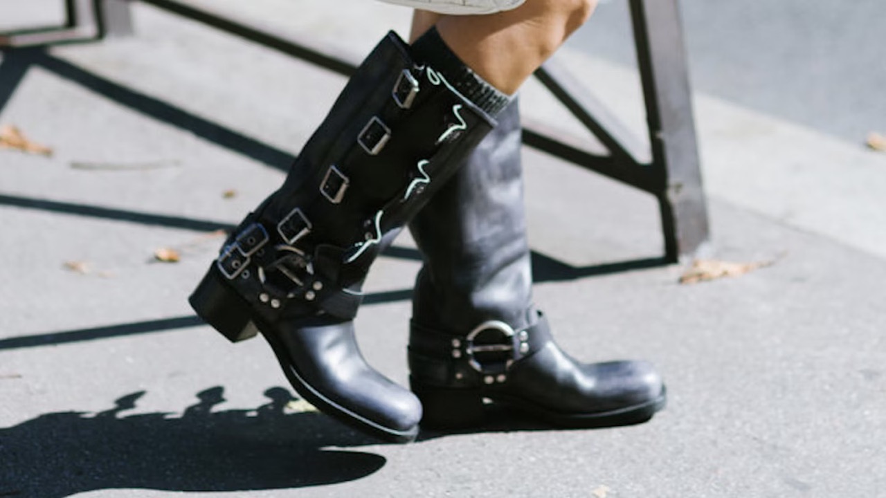 Biker Boots i Mini: Odkryj Odważny Trend na Jesień 2025, Który Zmieni Twoją Stylizację!