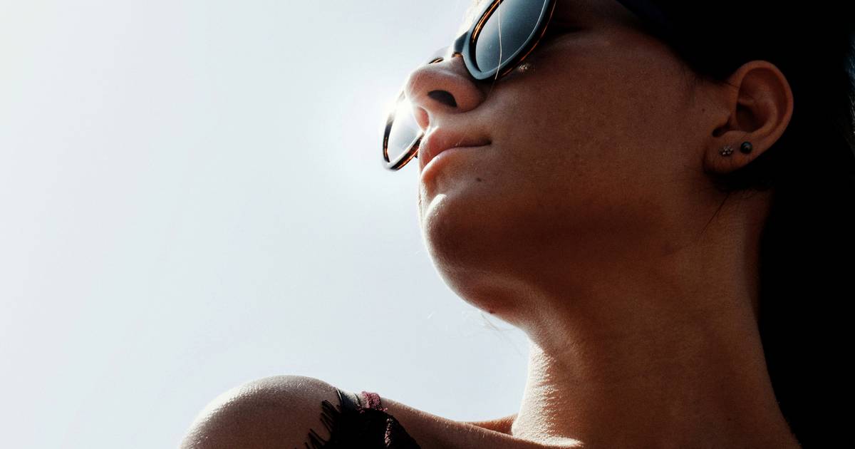 SPF jesienią – odkryj prawdę o ochronie przed słońcem: dlaczego warto stosować filtr UV, nawet gdy liście opadają?