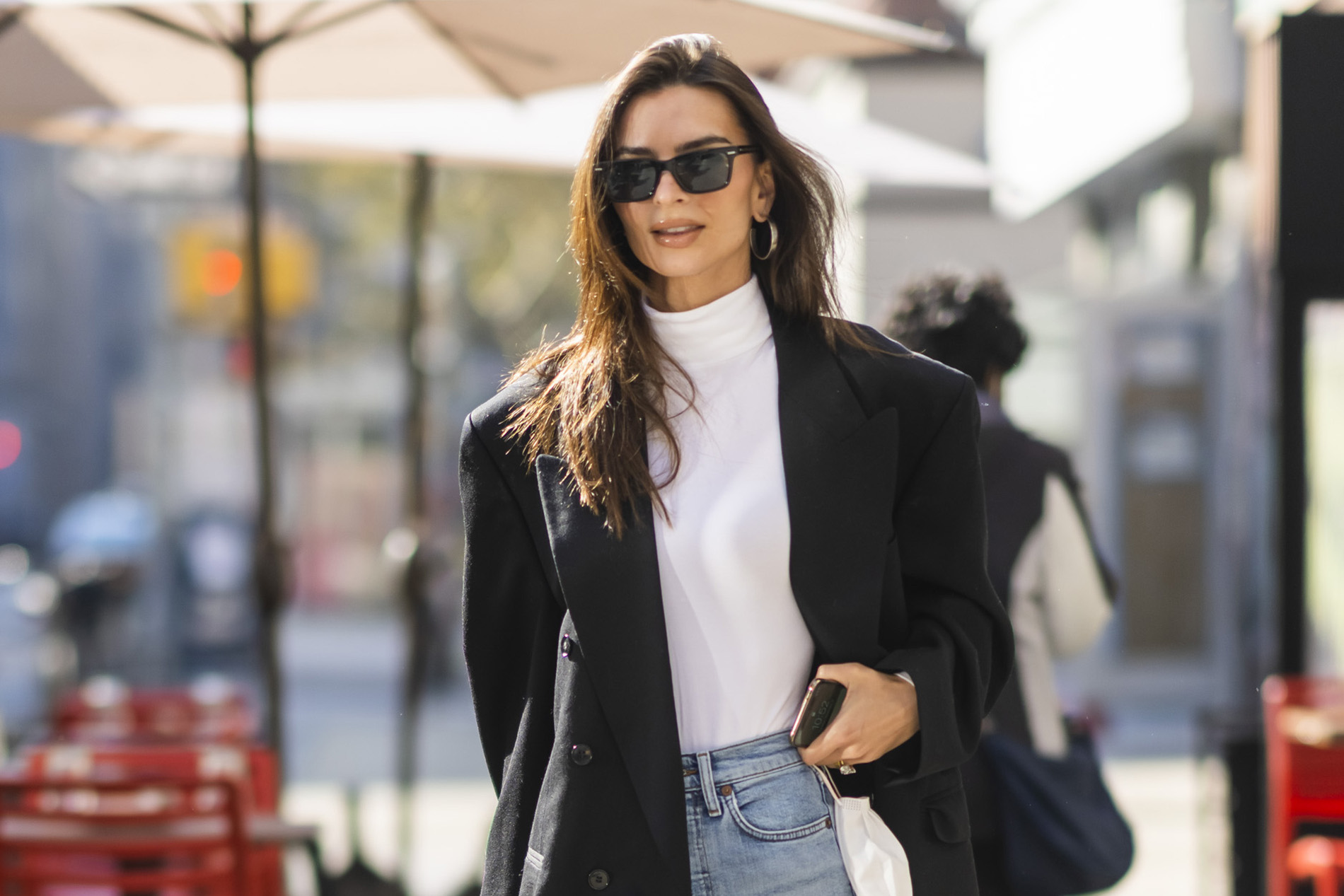 Jak połączyć jeansy z marynarką i stworzyć ponadczasowy look na jesień 2025 – odkryj elegancję i komfort w codziennych stylizacjach!