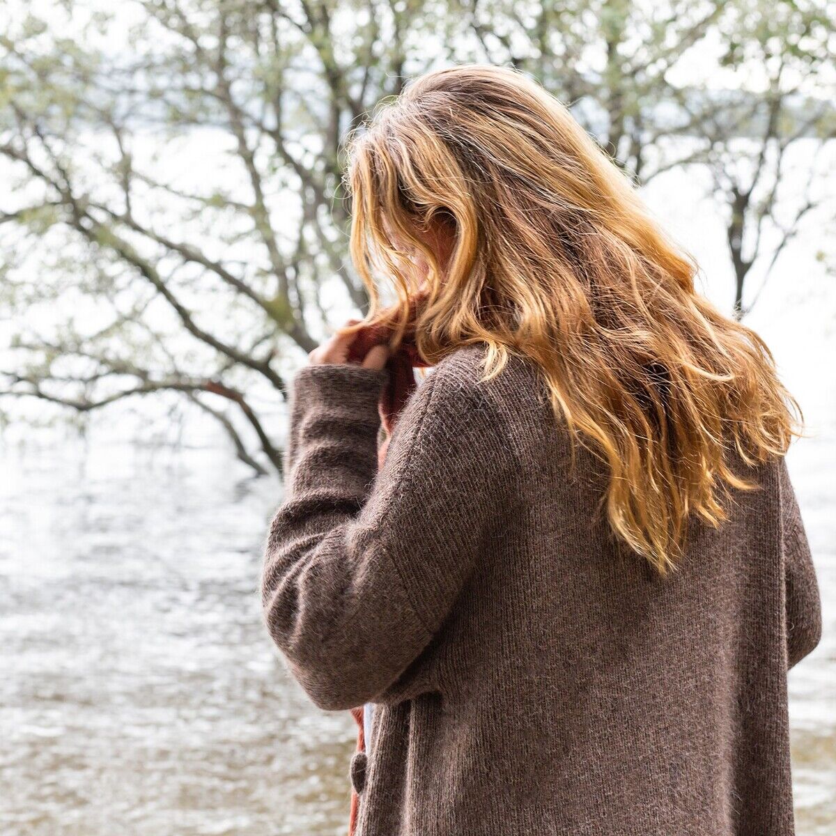 Długi kardigan na jesień 2025: jako stylowa marynarka lub elegancki płaszcz