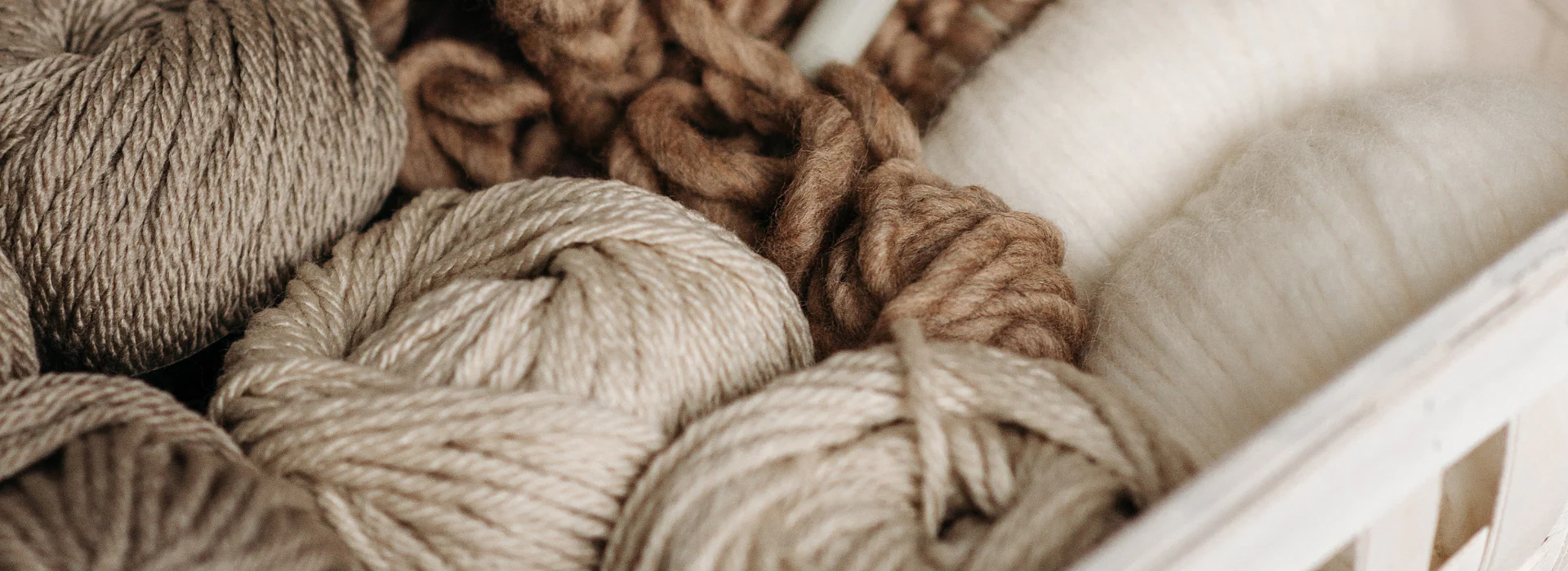 Kaszmir i wełna: Jak dbać o drogie swetry zimą?