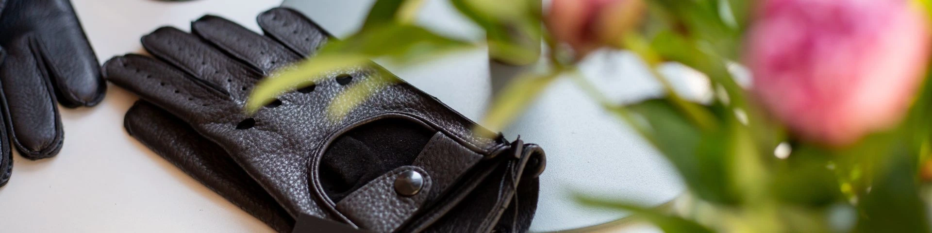 Eleganckie rękawiczki: Detal, który tworzy luksus.