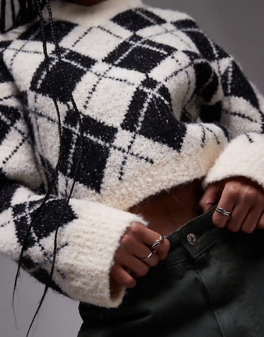 Sweter w romby: Najmodniejszy wzór na jesień 2025