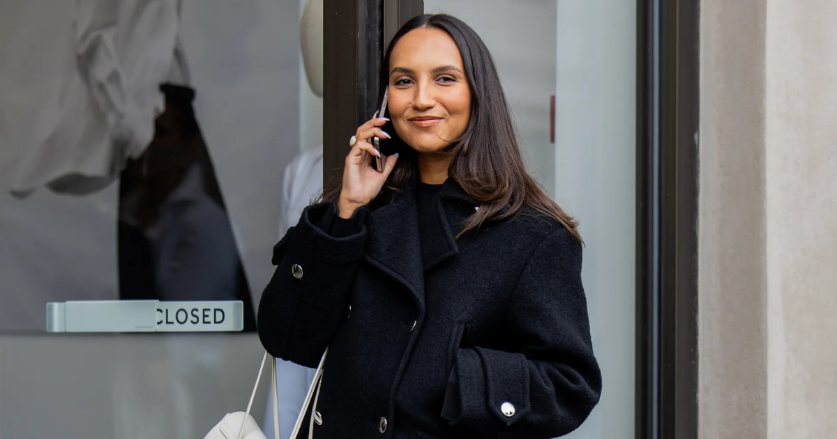 Krótki płaszcz wełniany na zimę 2025–2026: najmodniejsze propozycje