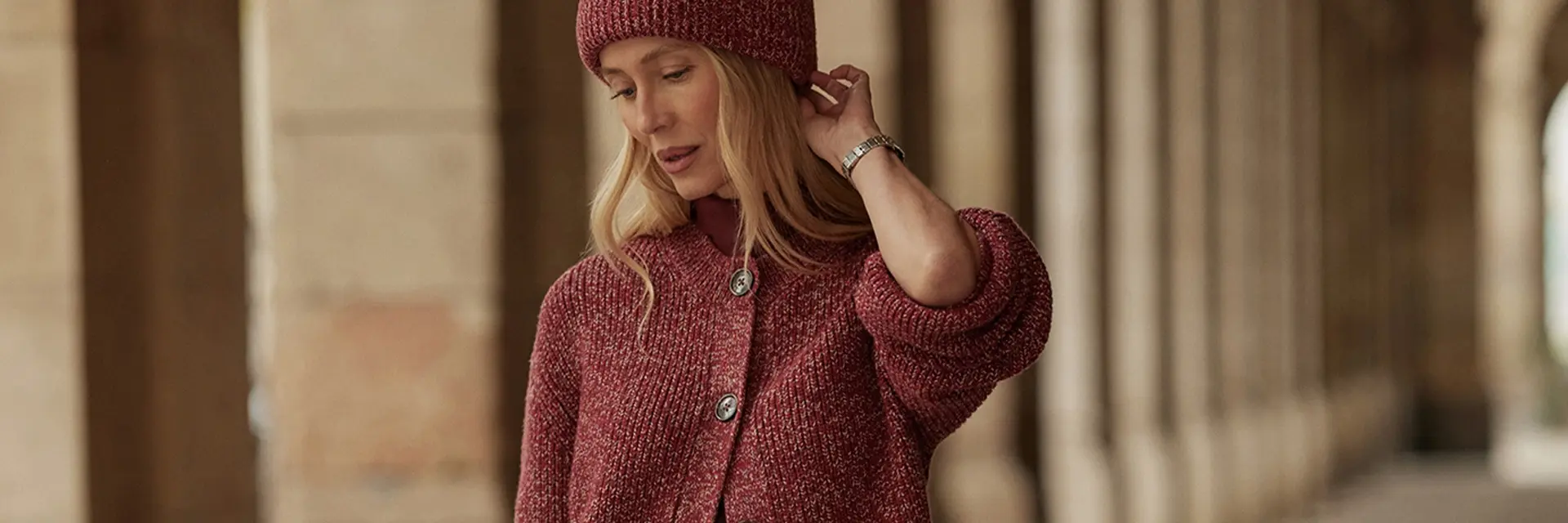 Stylizacje monochromatyczne – modne jesienne looki 2025