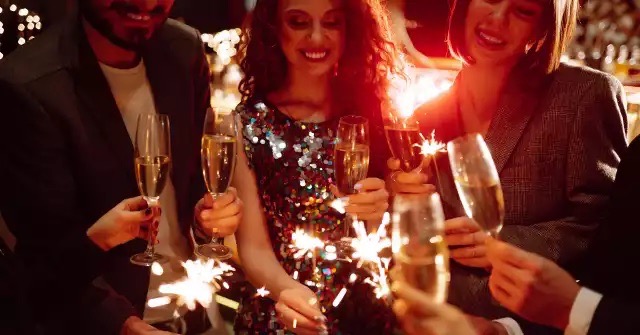 Sylwestrowa kreacja 2025/2026: brokat, błysk i absolutna pewność siebie