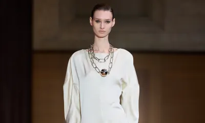 Sukienka z długimi rękawami: stylowe porady i stylizacje na każdą okazję