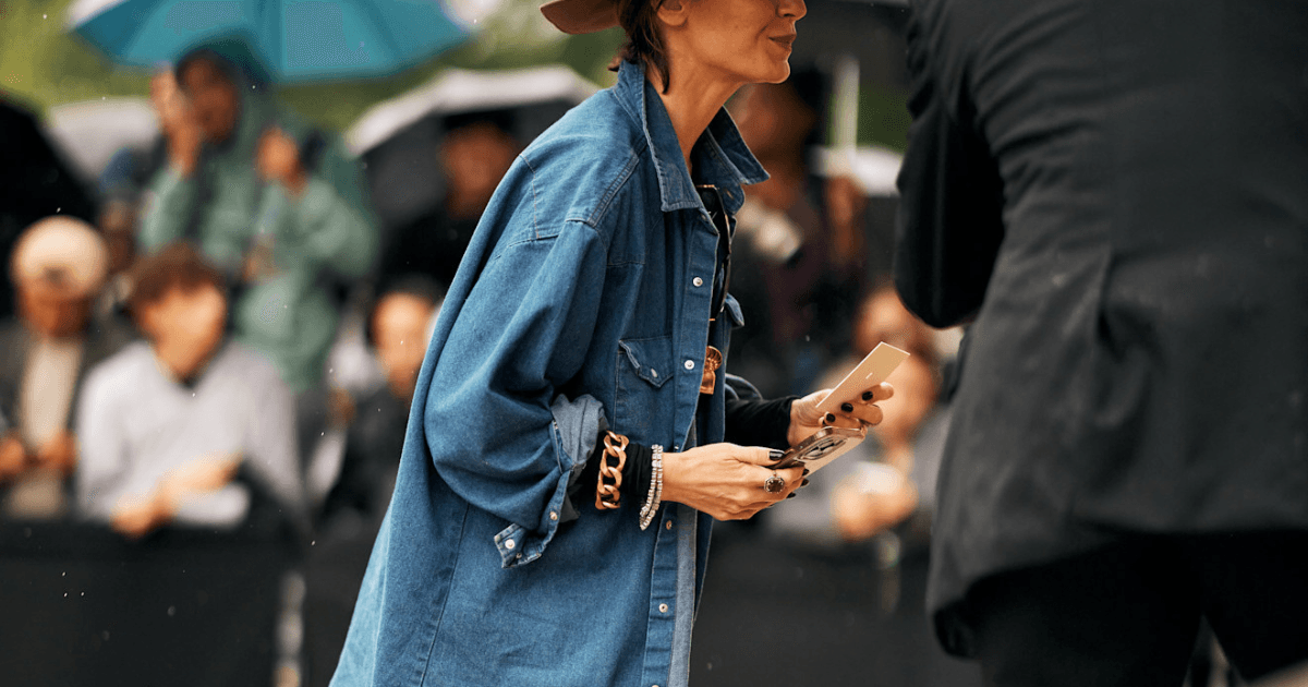 Styl francuzek 2026: jeansowa koszula must have w paryskim szyku