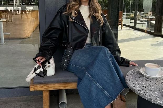 Jeansowa spódnica z wysokim stanem – modny trend na wiosnę 2026