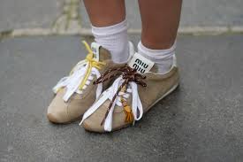 Jak łączyć buty sportowe‌ z eleganckimi⁣ sukienkami?