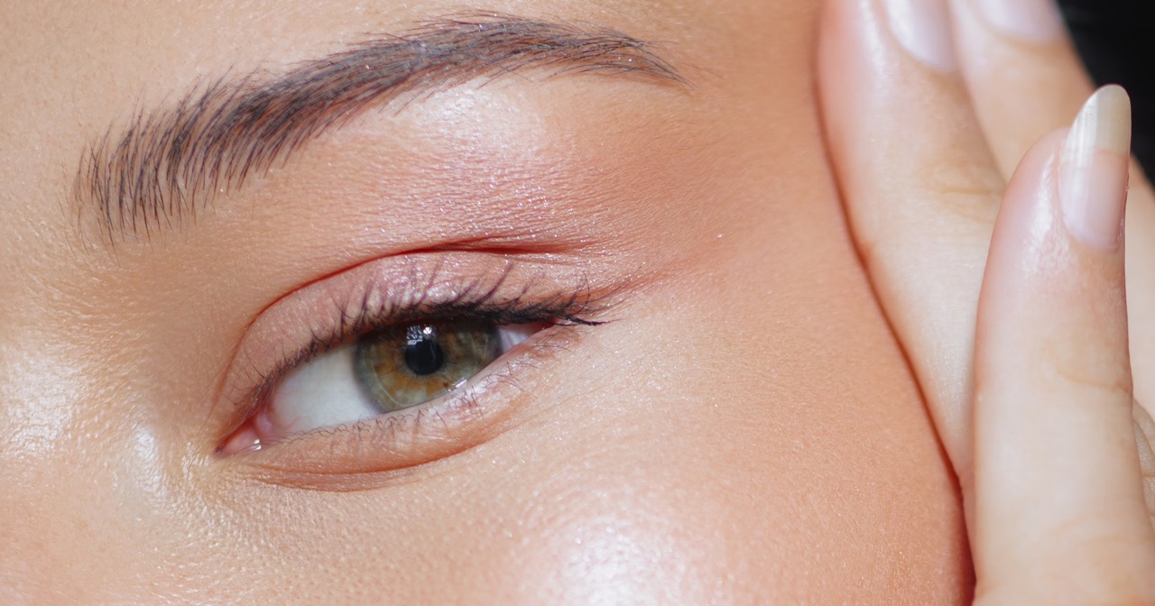 Naturalny glow na wiosnę: jak przywrócić cerze blask bez makijażu
