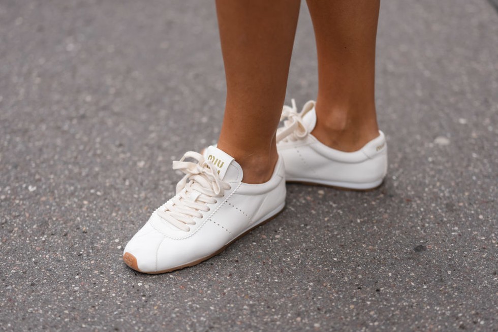 Białe sneakersy retro hitem lata 2026. Pasują do każdej stylizacji