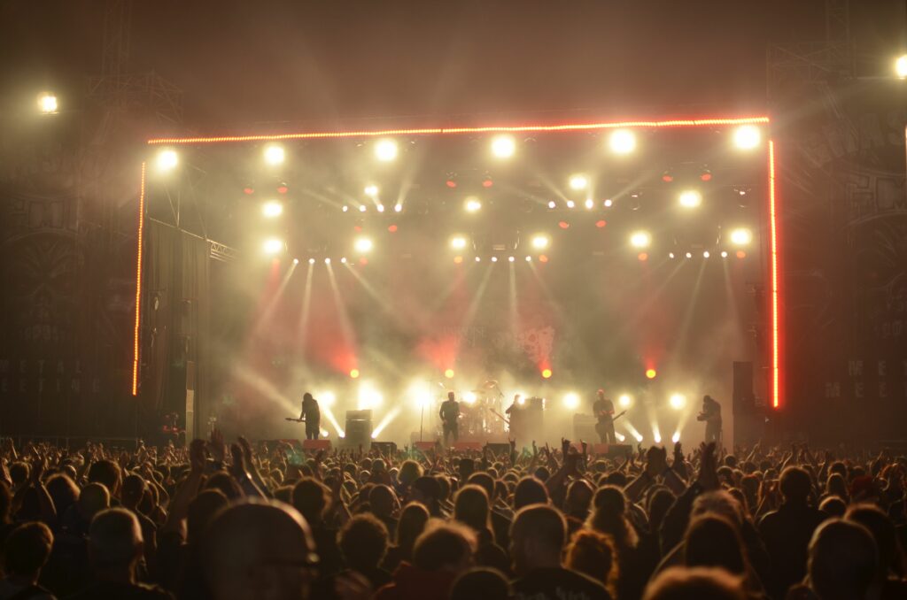 Publiczność na festiwalu rockowym pod sceną