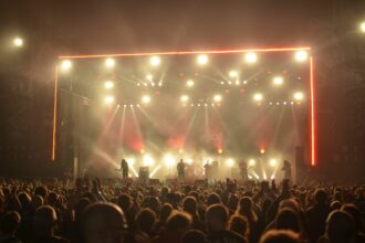Publiczność na festiwalu rockowym pod sceną