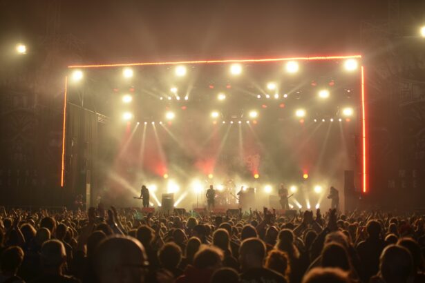 Publiczność na festiwalu rockowym pod sceną